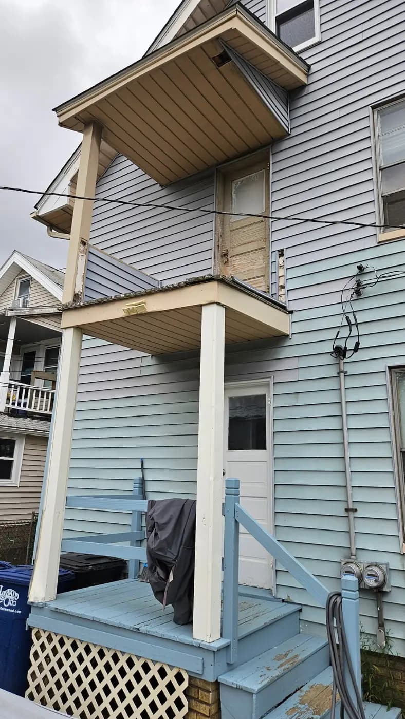 Second-floor porch and balcony before the work started